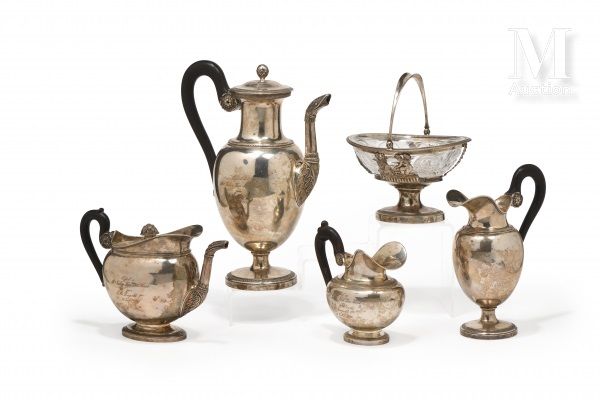 Service assorti 银制品，包括一个咖啡壶，一个茶壶，一个带水晶内壁的糖碗，一个奶精，一个牛奶壶和一系列12个镀金的勺子；这些作品有4个不同的型号，&hellip;