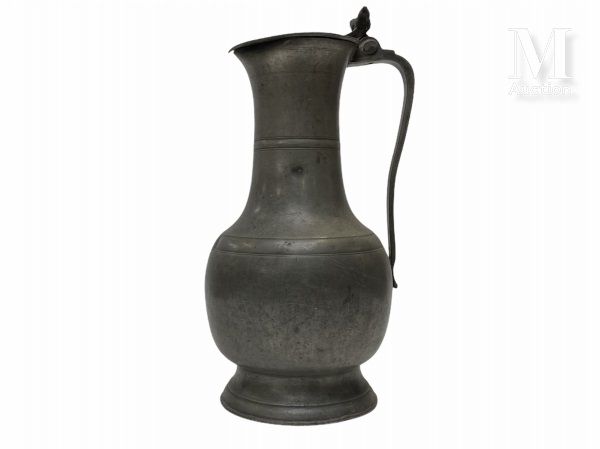 LANGRES fin du XVIIème siècle, avant 1697 Large pewter baluster pitcher with fla&hellip;