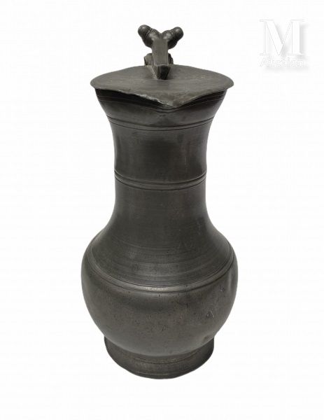MONTBELIARD milieu XVIIIème siècle Pewter baluster pitcher with oblique pedestal&hellip;