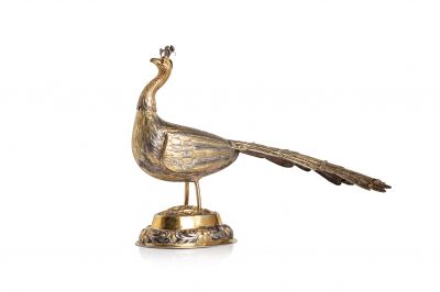 Null Un Pokal d'argento e dorato che rappresenta un pavone, il piede ovale con d&hellip;