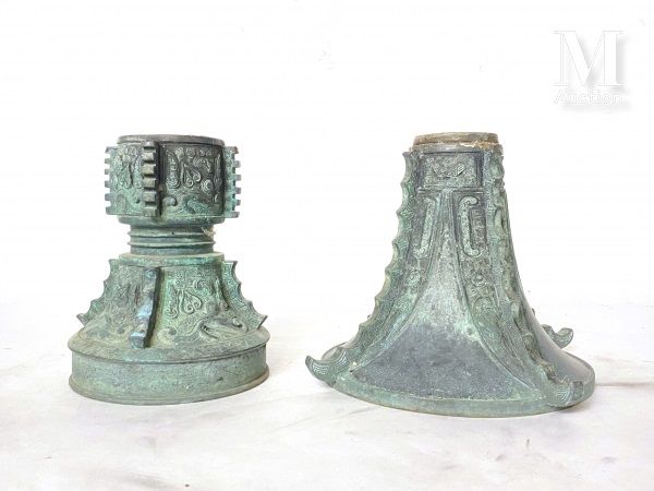 Null 中国，太古时期的风格

饰有饕餮面具的尊形青铜礼器瓶

高度：36.5厘米

颈部直径：21厘米