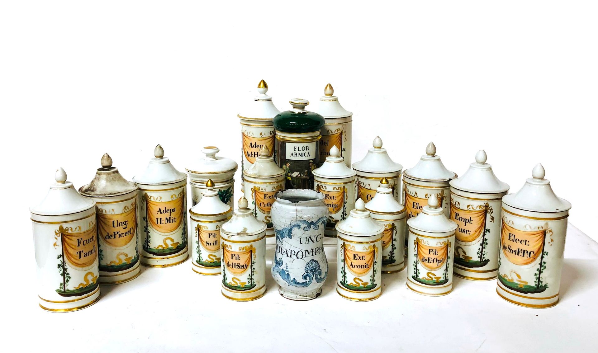 Null 收集18个药罐，其中17个是白瓷覆盖，1个是陶器（损坏）。

高：18至29厘米