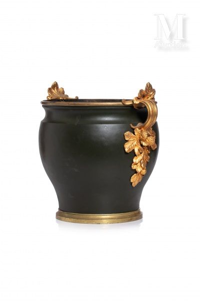 CHRISTOFLE et Cie Orfèvres 一个大型的绿色铜质花盆，底座、颈部和把手都是铜制的，并在铜制的基础上进行镀金。手柄上有栗子树的枝条作为底纹&hellip;