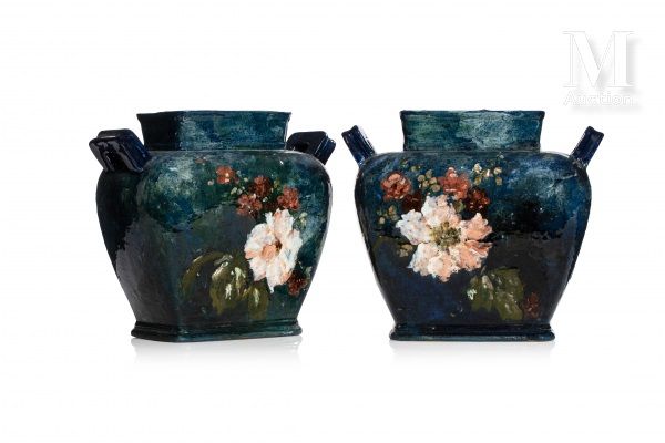 HAVILAND 一对陶器花瓶，有两个镂空的把手。

蓝色背景上的多色搪瓷印象派花卉装饰。

底座下标有空心的 "Haviland & Co Limoges "&hellip;