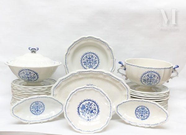 GIEN 蓝白相间的陶器服务的一部分，带有扇形边缘的花卷装饰，包括56件：18个餐盘，18个甜点盘，1个沙拉碗，1个汤锅，1个深盘，1个平盘，1个椭圆盘（有点变&hellip;