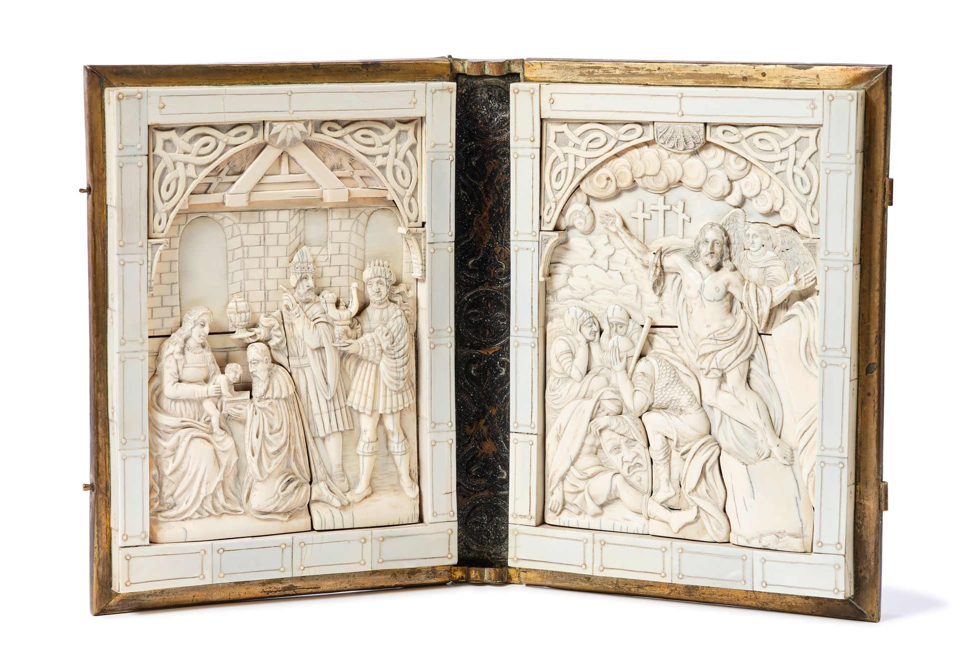 Null 象牙雕刻的双联画，展示了基督生活中的两个场景，麦琪的崇拜和复活。建筑框架带有拱形门廊，门廊上有交错的装饰。

法国，19世纪

闭合：高29.5；宽2&hellip;
