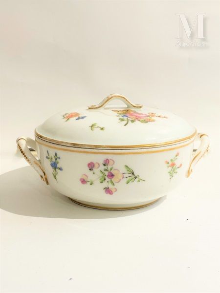 Null LILLE 

Bouillon couvert en porcelaine à décor de fleurs polychromes

XVIII&hellip;