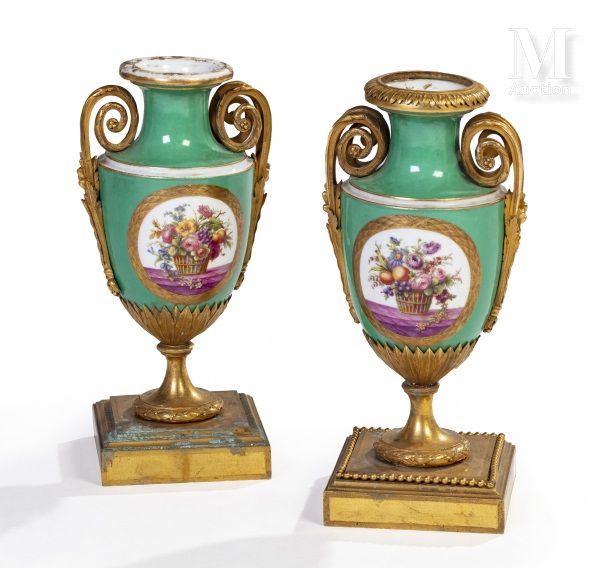 PORCELAINE DE PARIS 一对瓷质柱形花瓶，有两个铜质的双卷轴把手。白色背景上的多色装饰，在花瓶的每一侧都有镀金轮廓的奖章，呈现出花束。鎏金青铜支&hellip;