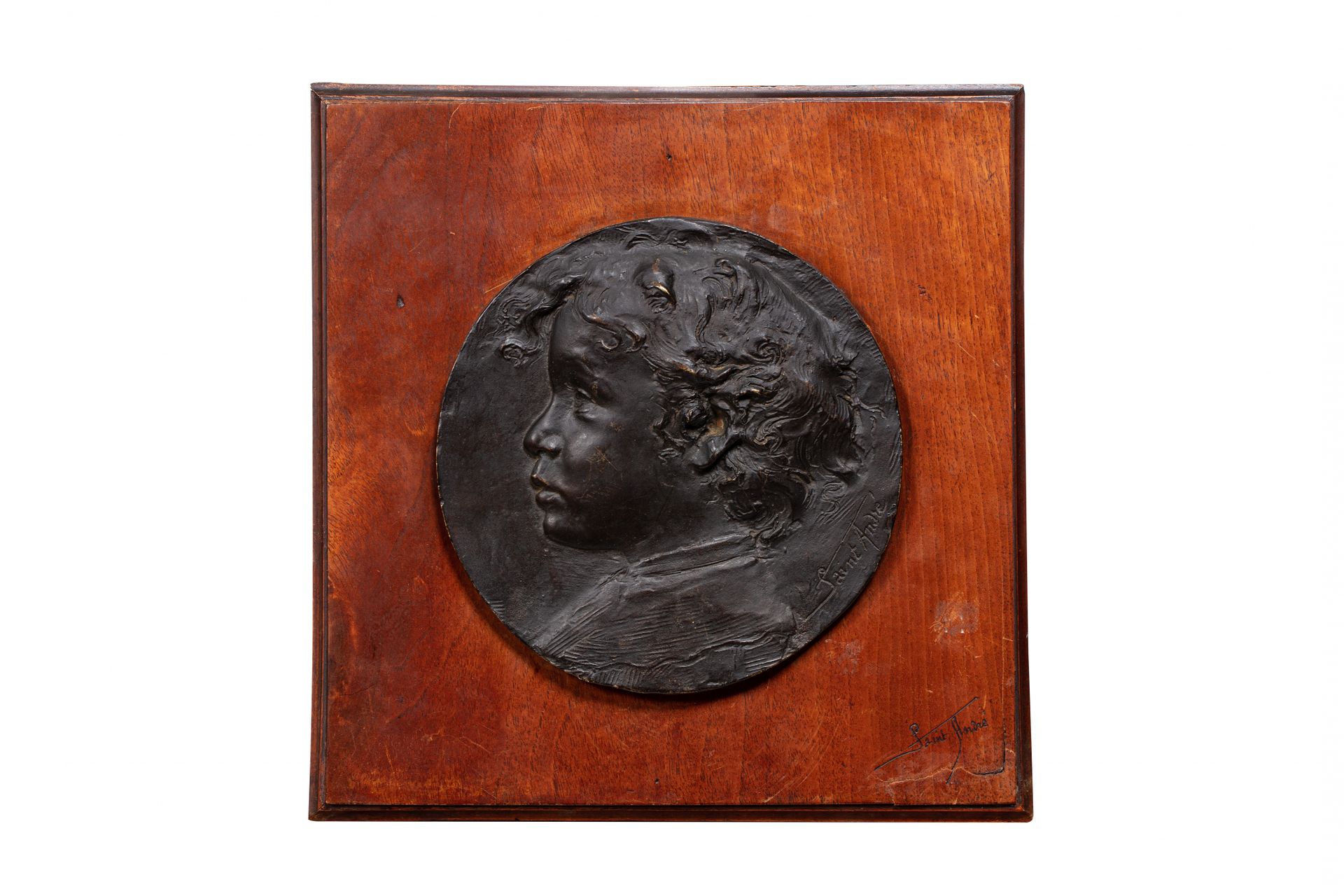 Médaillon en bronze 带棕色铜锈的模制木板上装饰着一个孩子的轮廓

直径：19厘米

签名右下角：Saint-André

木板：30 x 3&hellip;
