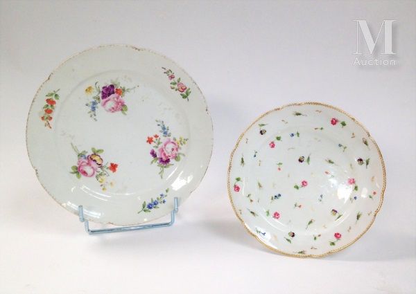 *Deux assiettes 一件是尼翁瓷器上的多色装饰和花朵，一件是蒂罗街的多色花束盘。

18世纪

D : 20,5和24厘米