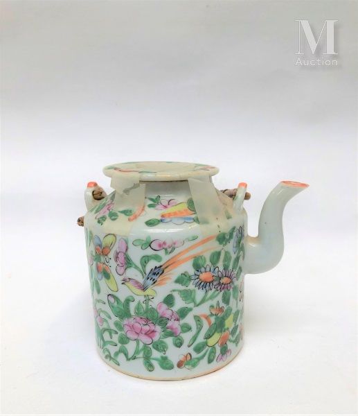 Chine XIXème siècle Teiera ricoperta in porcellana policroma con motivi floreali&hellip;