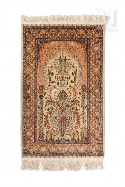 Null HEREKE

Silk velvet and warp carpet; decorated with a mihrab, with a flower&hellip;
