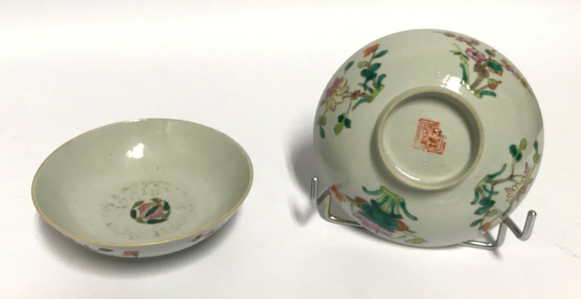 Null 中国，19世纪

一套两个瓷碗，都是多色的花纹珐琅。

高度：4.8厘米4.8 - 直径 : 15.2 cm