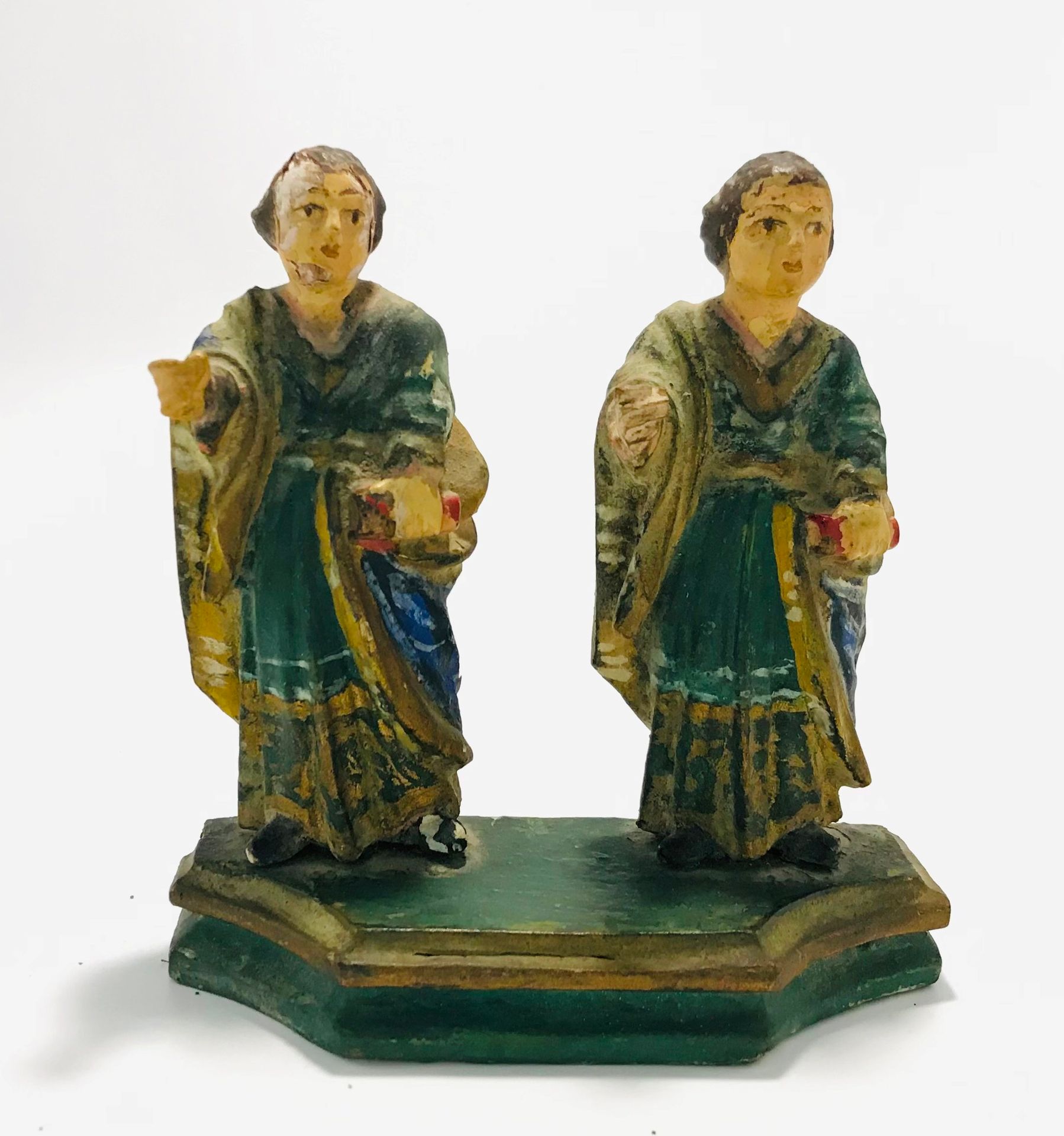 Deux apôtres en bois sculpté, polychromés, sur un socle de forme ovale.

XVIIe s&hellip;