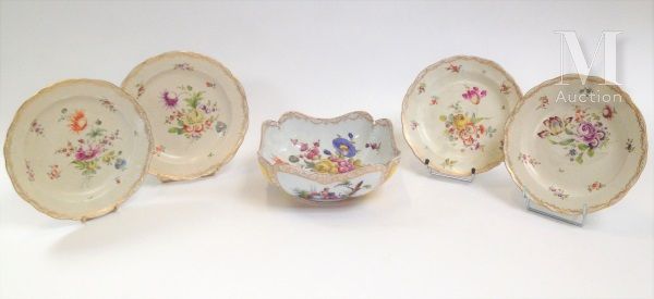 *MEISSEN 一套四个盘子（D：21厘米）和一个水果碗（高：10 - 长：25厘米），带花纹装饰

19世纪末