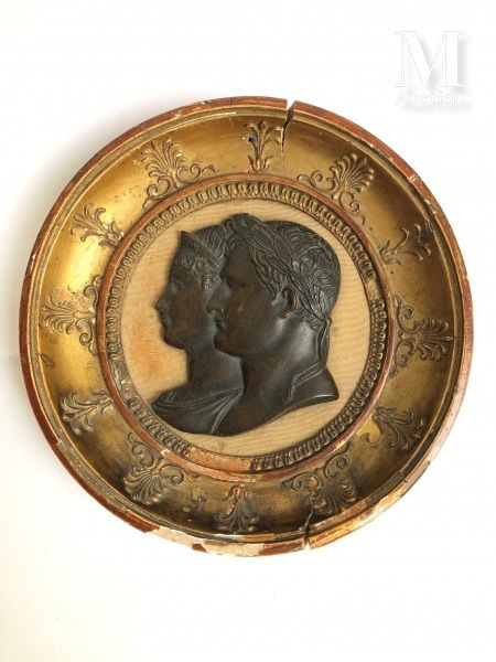 Null 表现拿破仑一世和约瑟芬的棕色铜质浮雕

装饰有棕榈花的镀金木框

总直径18.5厘米