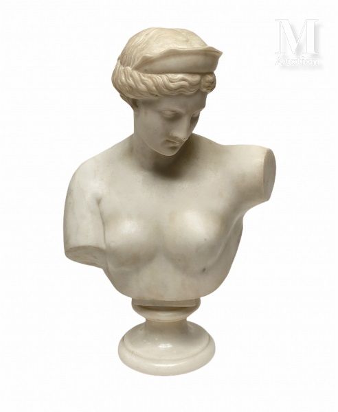 ECOLE FRANCAISE DU XIXème siècle 卡拉拉大理石雕塑，有一个女性形象。

雕刻的尺寸直接表现了戴安娜的半身像，她戴着头饰，头略微向&hellip;