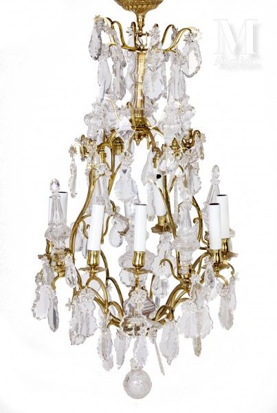 LUSTRE 黄铜制，有八条灯臂和八条以匕首为结尾的两层灯臂，装饰有吊坠、潘比勒和玻璃板

路易十五风格

高度：88厘米