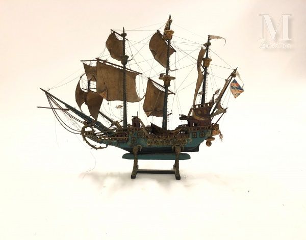 Maquette de bateau trois-mâts en bois sculpté et peint présenté sur son socle. A&hellip;