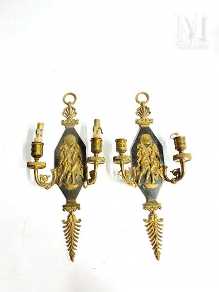 Null A pair of gilt metal sconces with two arms of light, the central motif is d&hellip;