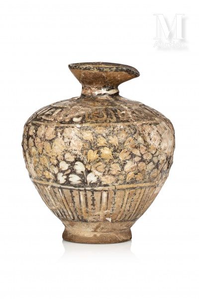 Vase épigraphique Sultanabad, XVème siècle

A large panse reposant sur un fin pi&hellip;