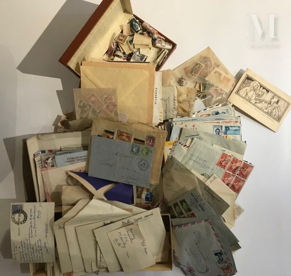 Une grande valise de timbres et courrier anciens. Null