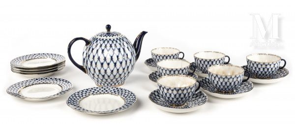 SAINT PETERSBOURG Partie de service à thé en porcelaine russe à décor bleu et or&hellip;