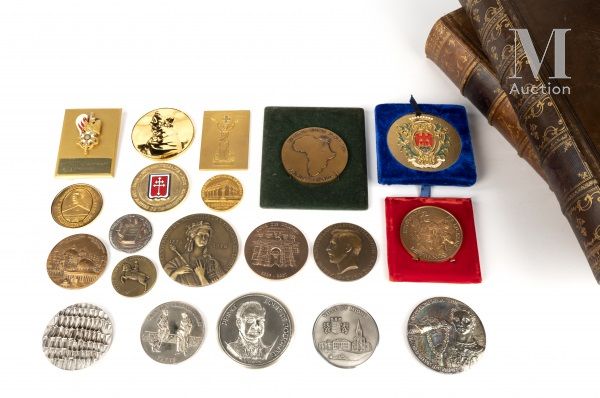 Important ensemble de médailles commémoratives En bronze et cuivre, françaises e&hellip;