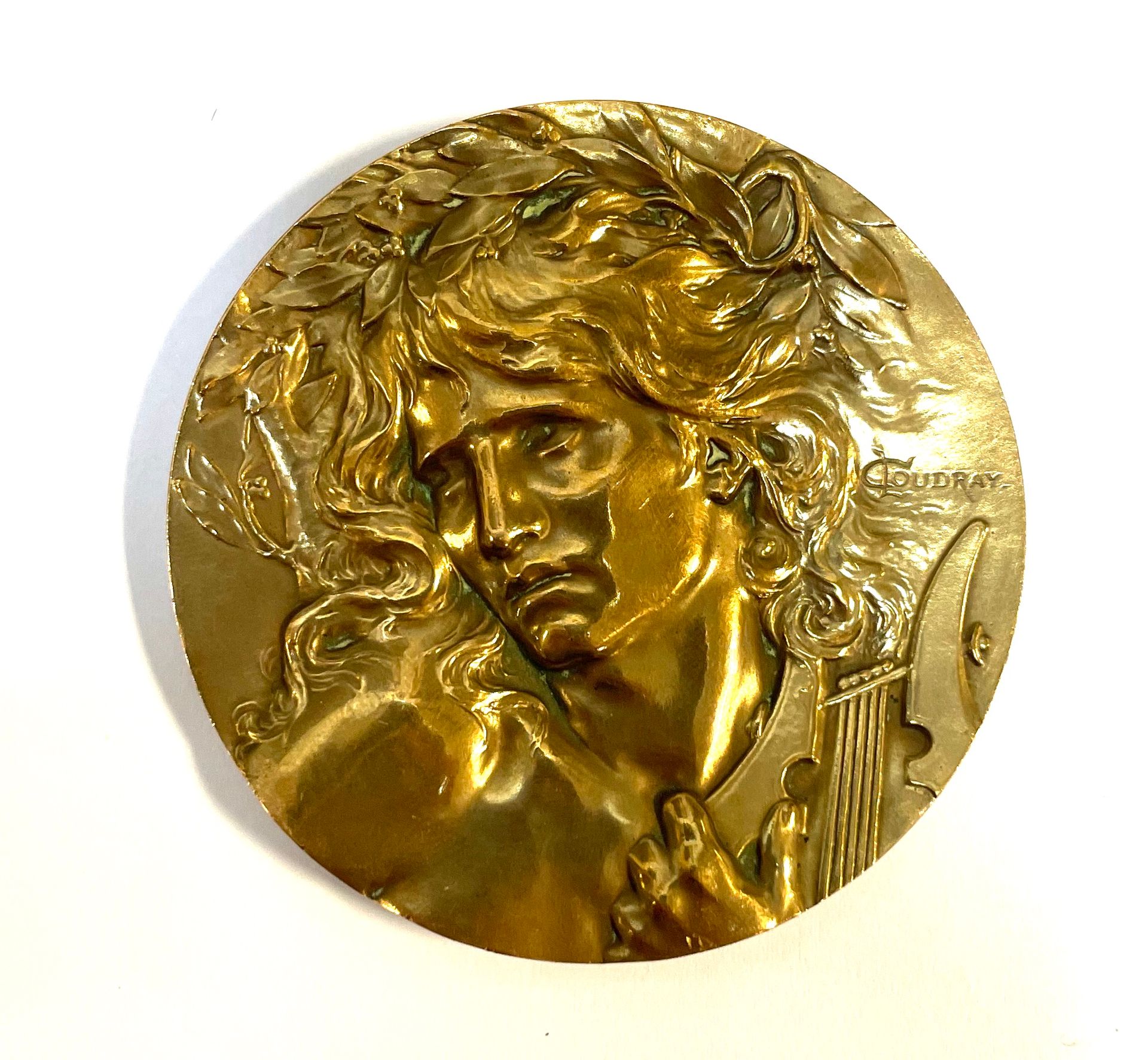 Null 奖章 - 法国

一块桌牌，署名Cloudray，铜质

答：奥菲斯紧握着他的琴声

R: 一个有翅膀的天使，右手拿着羽毛，左手拿着小号
