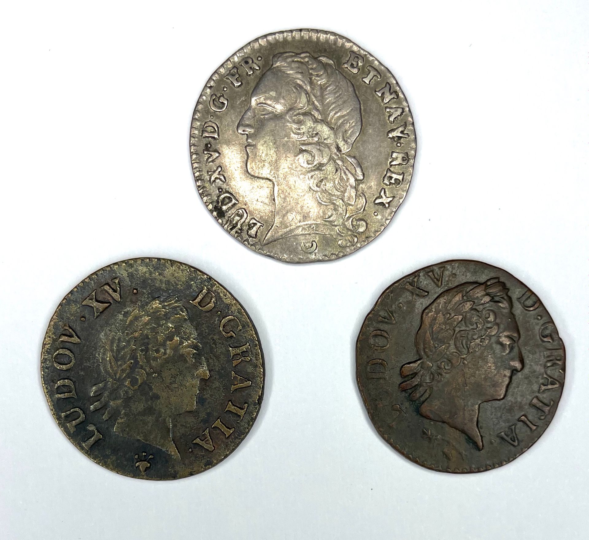 Null 法国--路易十五(1715-1774)

一批三枚硬币，包括:

- 1769年1/10 Écu au Bandeau AA (Metz)

- 两个&hellip;