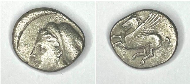 Null 科林斯--（公元前350-339）

带飞马的德拉克马

A : 左边的阿佛洛狄忒头像

R：飞马在左边飞行

条件 : B

重量：2,55克

材&hellip;