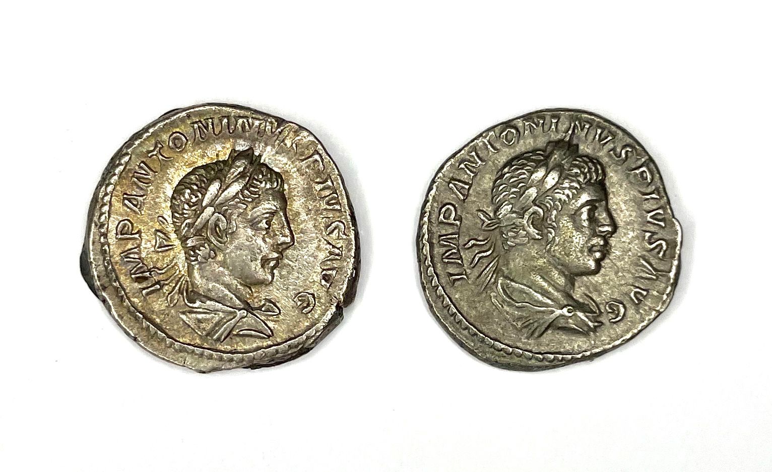 Null 罗马-埃拉加巴尔

两枚德纳里的拍品

A : 右边是埃拉加巴尔的笑脸

R: 杂项

状态：VG

重量：2.90和3.73克