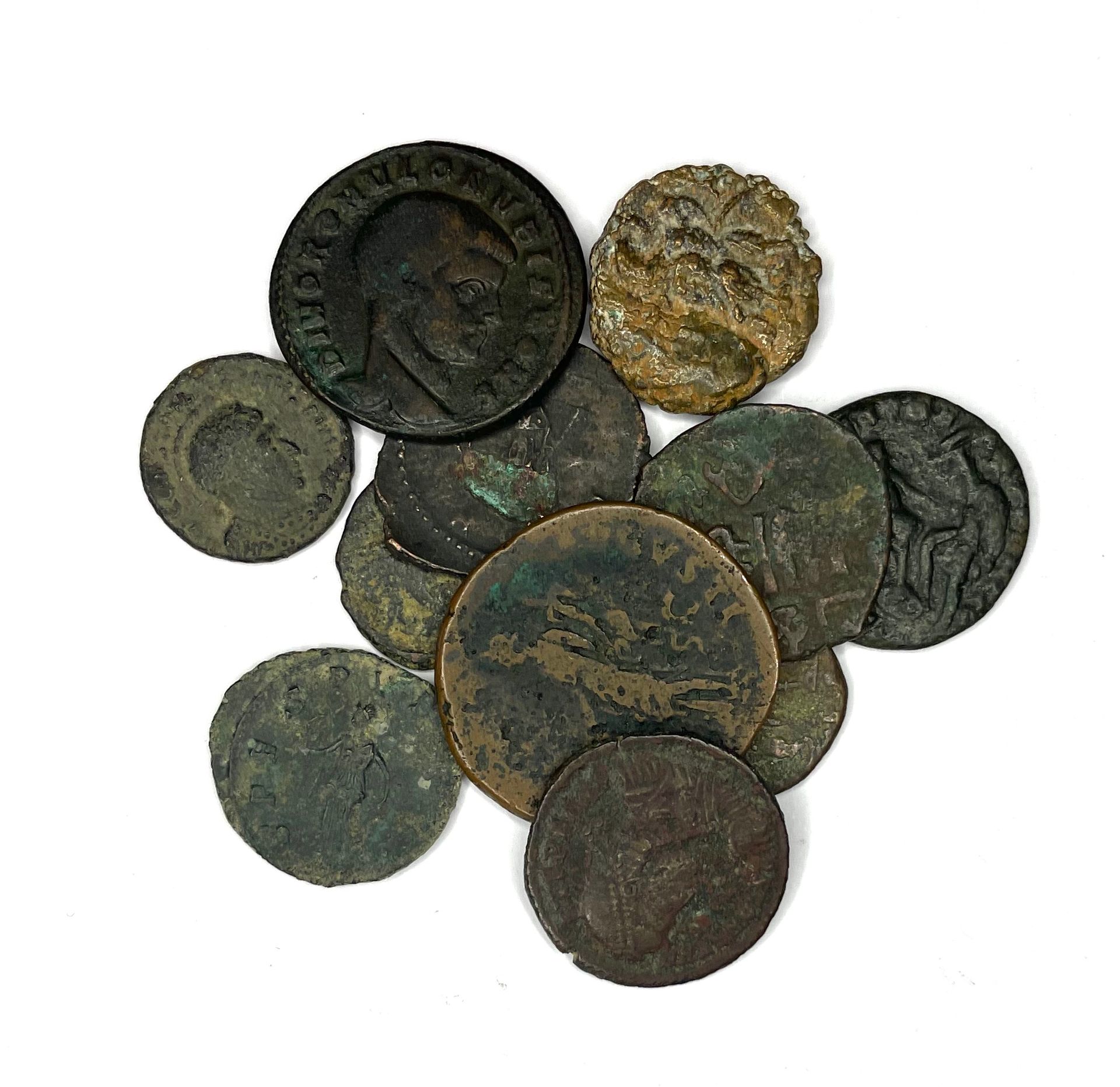 Null Rome – Divers

Lot de petits bronzes Romains de divers Empereurs

États : B