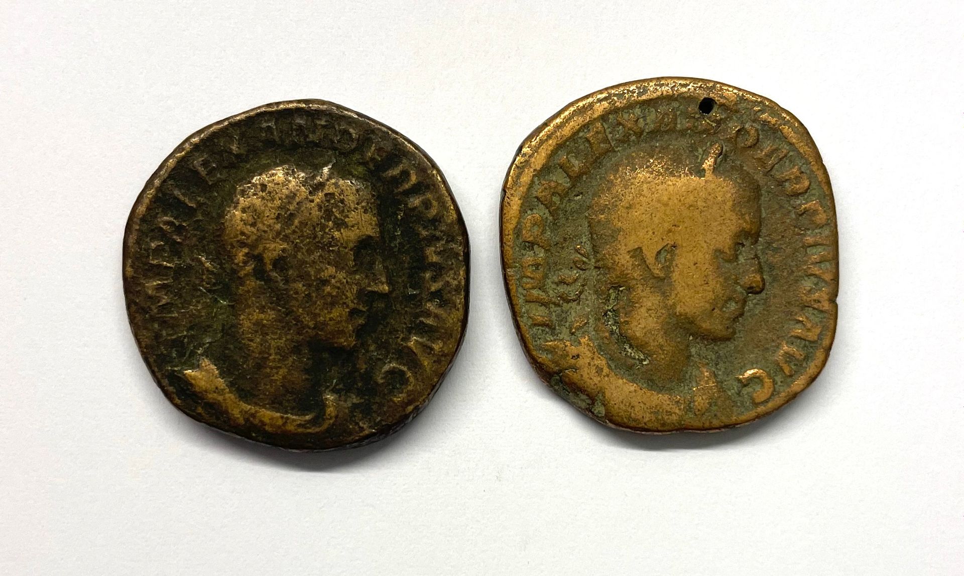 Null 罗马--亚历山大-塞维鲁(222-235)

一批两枚塞斯特尔硬币

A : 亚历山大-塞维鲁右侧的桂冠头像

R：太阳在左边行走

状态: B-TB&hellip;