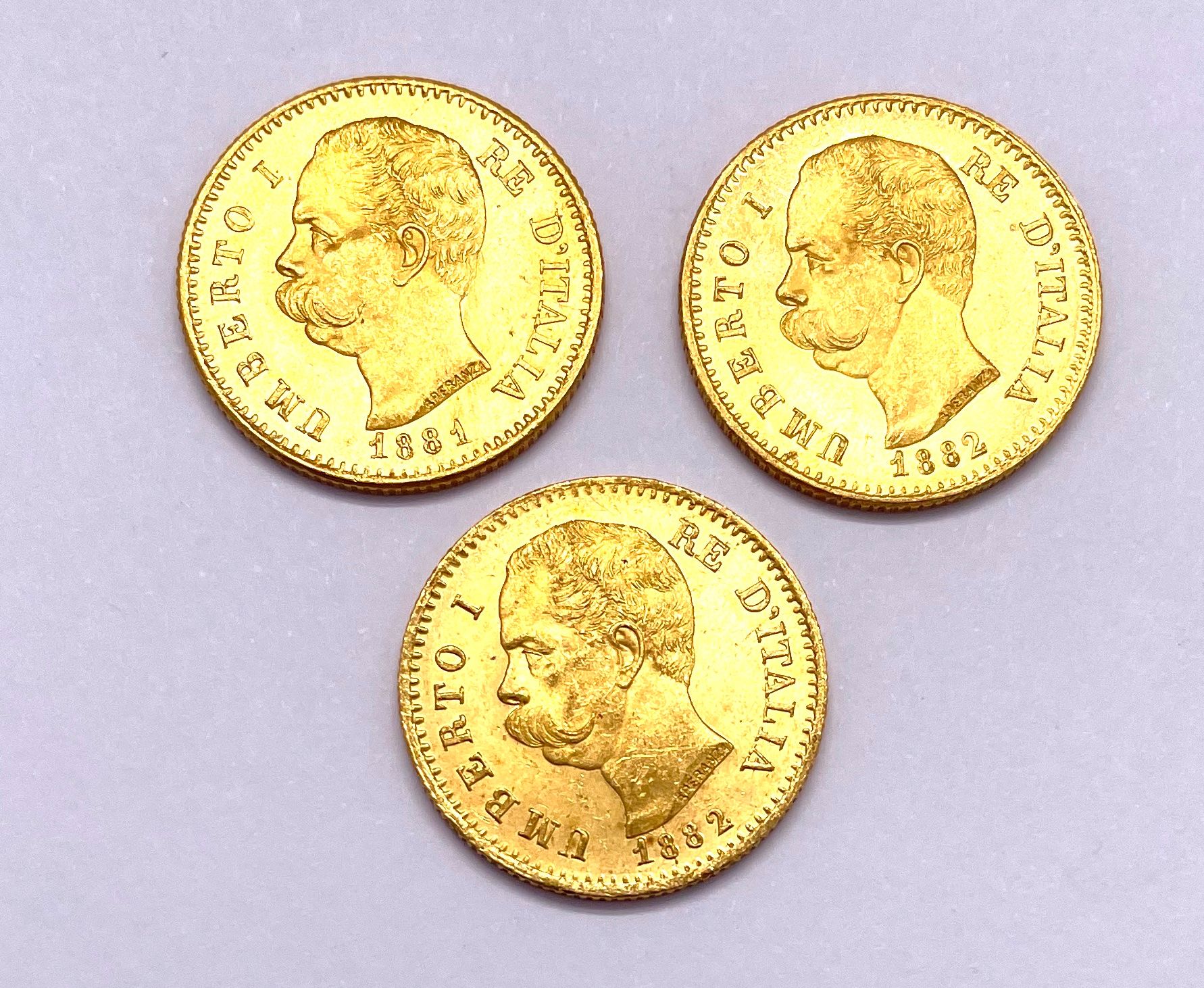 Null Italie - Umberto I (1844-1900)

Lot de trois monnaies de 20 lires

A : Tête&hellip;