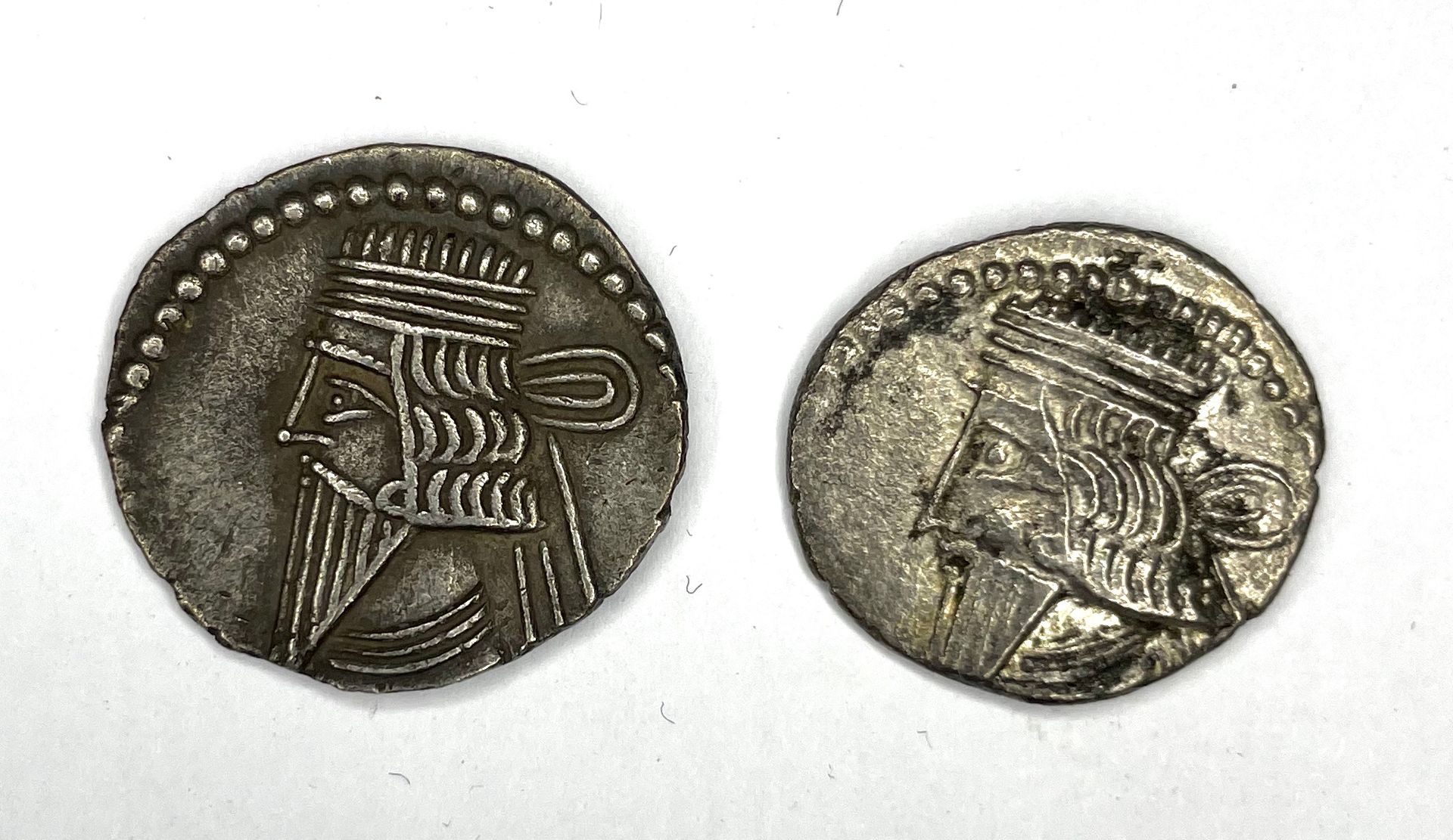 Null Royaume de Parthe – Mithridate IV

Lot de deux Drachmes

A : Tête au bandea&hellip;