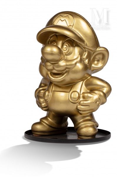 NINTENDO FAMICOM NINTENDO FAMICOM

Statue Mario doré des Famicom Shop au Japon.