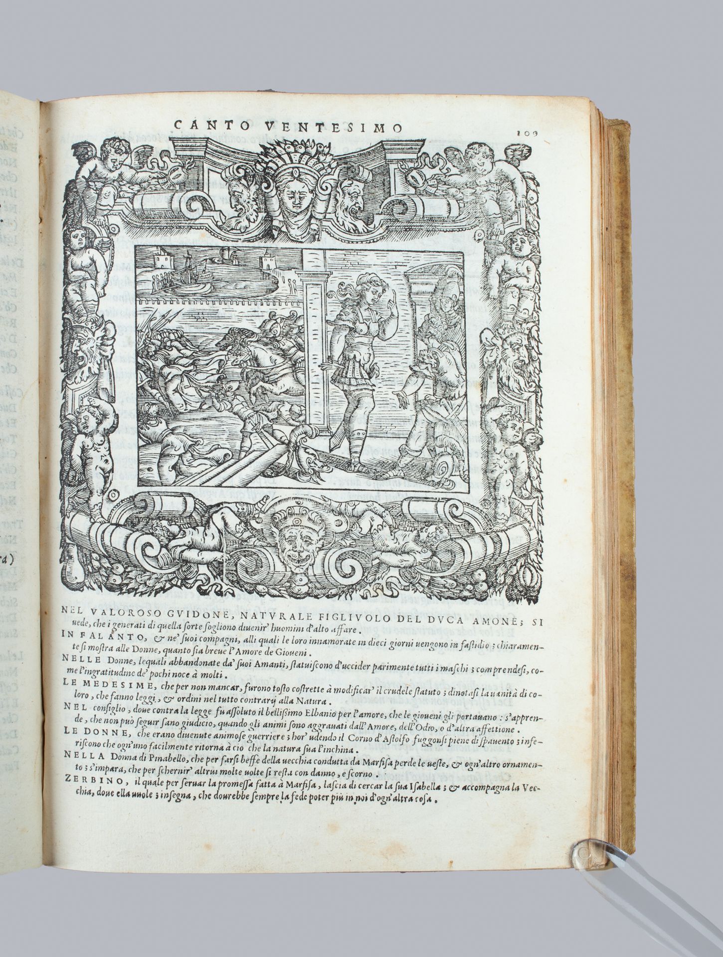 ARIOSTE. 奥兰多-弗里奥索》。- 威尼斯，乔瓦尼-安德烈-瓦尔瓦索里，1556。2部分合为一卷，硬牛皮纸，封面上有墨水提及，光滑的书脊有装饰，红色标题，&hellip;