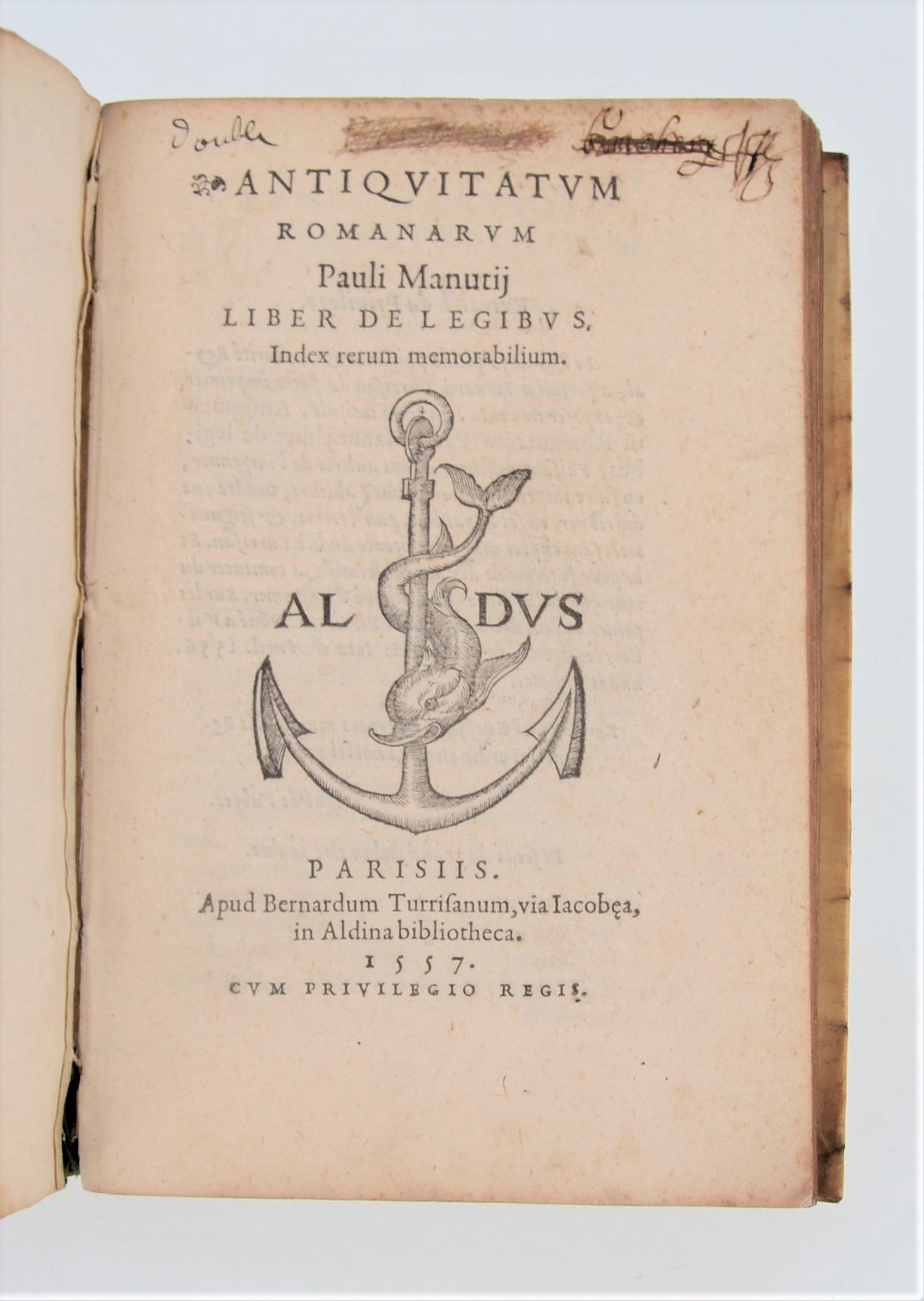 MANUCE (Paul). Antiquitatum romanarum.Liber de legibus.巴黎，贝尔纳多-托雷斯诺，1557年。8开本，柔软&hellip;