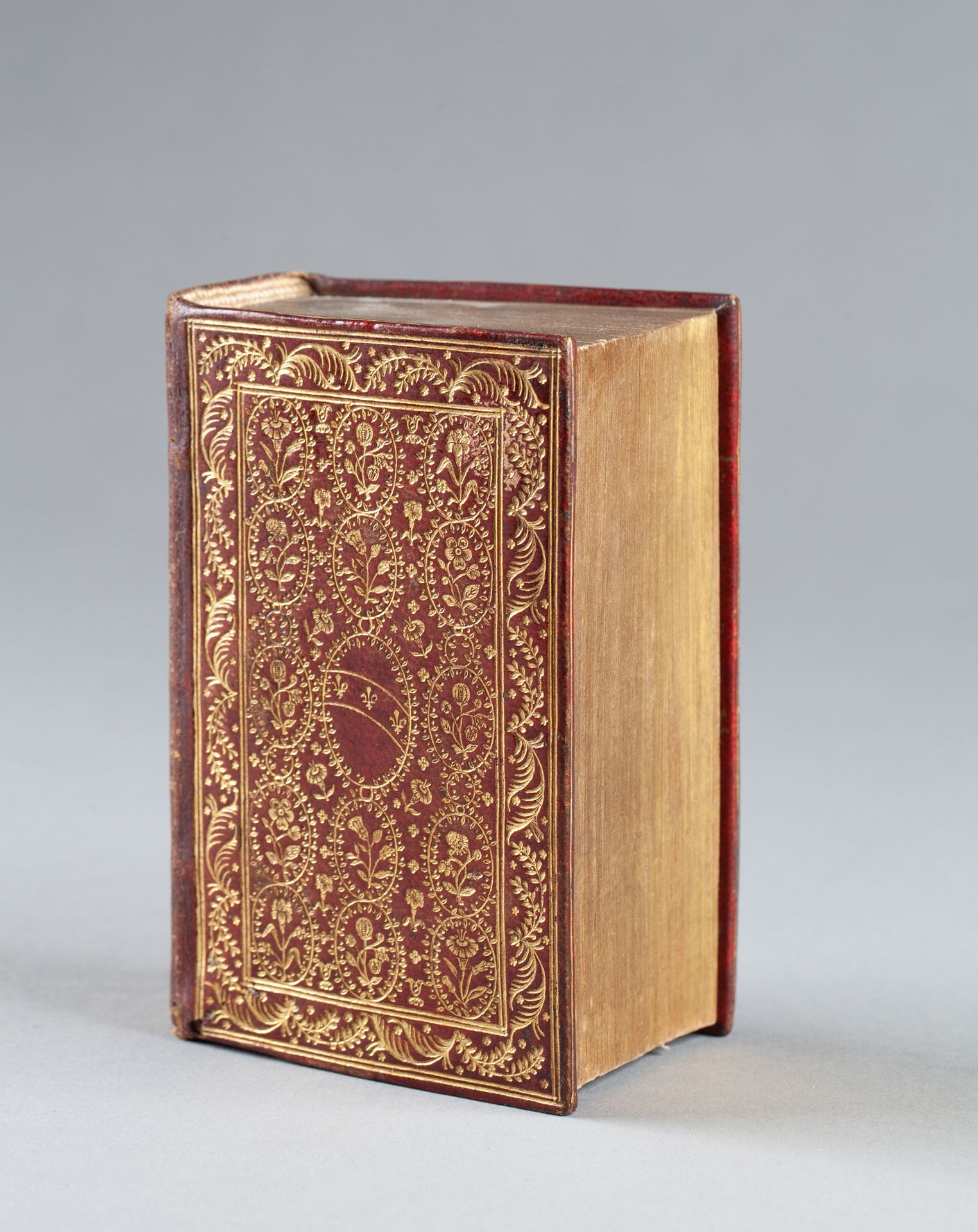 FLAVIUS JOSEPHE. 歌剧。日内瓦]，雅各布-斯托尔，1595年。16开本，红色摩洛哥，在书板和书脊上镶有叶子的边框，字段被一个大的椭圆形叶子徽章占&hellip;