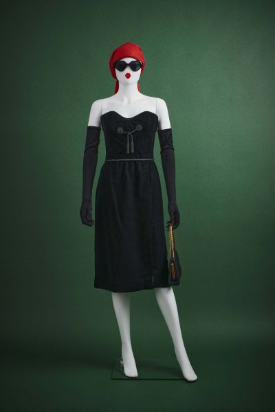 CHANEL CREATIONS - circa 1980 Trägerloses Kleid

in schwarzem Samt und Posamente&hellip;