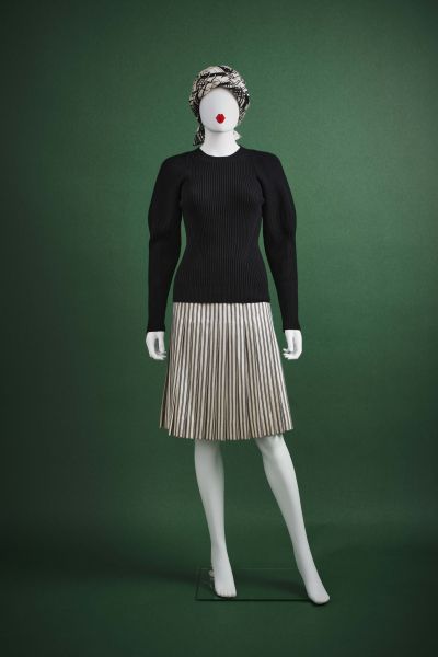 CARVEN HAUTE-COUTURE - 1970/80's 衣服

黑白条纹羊毛衫：双排扣外套，百褶裙

象牙色的爪子，金色的图形

大约尺寸S

衬里上&hellip;