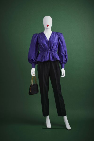 CARVEN HAUTE-COUTURE - 1980/90's 设置

印有紫色、绿色、绿松石色和红色的缎子和丝质雪纺的垂坠裹身裙，塔夫绸的CORSAGE。
&hellip;