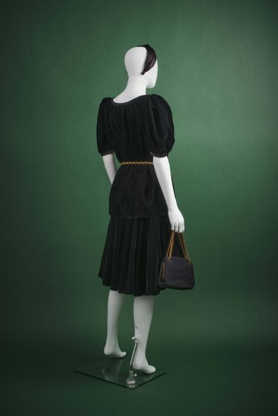 CHANEL Vintage Tasche

aus schwarzem Steppjersey, goldene Metallverzierung

16 x&hellip;