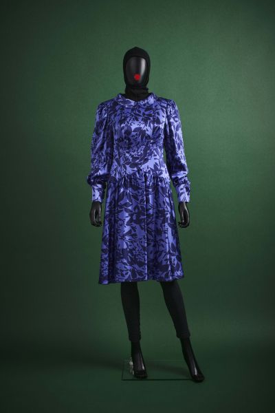 CARVEN HAUTE-COUTURE - 1980/90's Robe

en satin de soie imprimé feuillage bleu n&hellip;