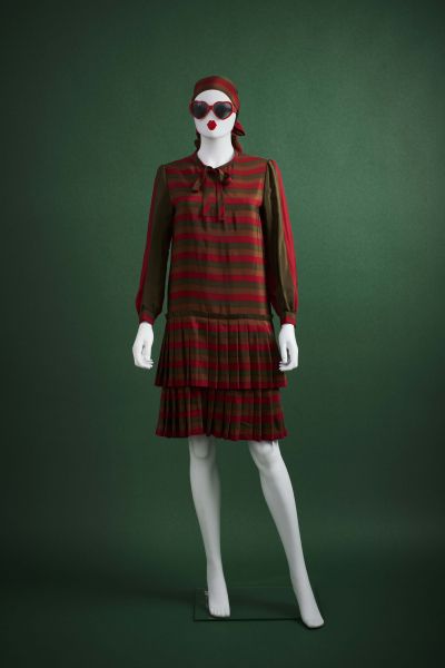 CARVEN HAUTE-COUTURE - circa 1980 礼服

英国绿、红和牛奶巧克力色的条纹真丝绉绸，层层叠叠的褶皱裙，披肩

象牙色爪子，金色图&hellip;