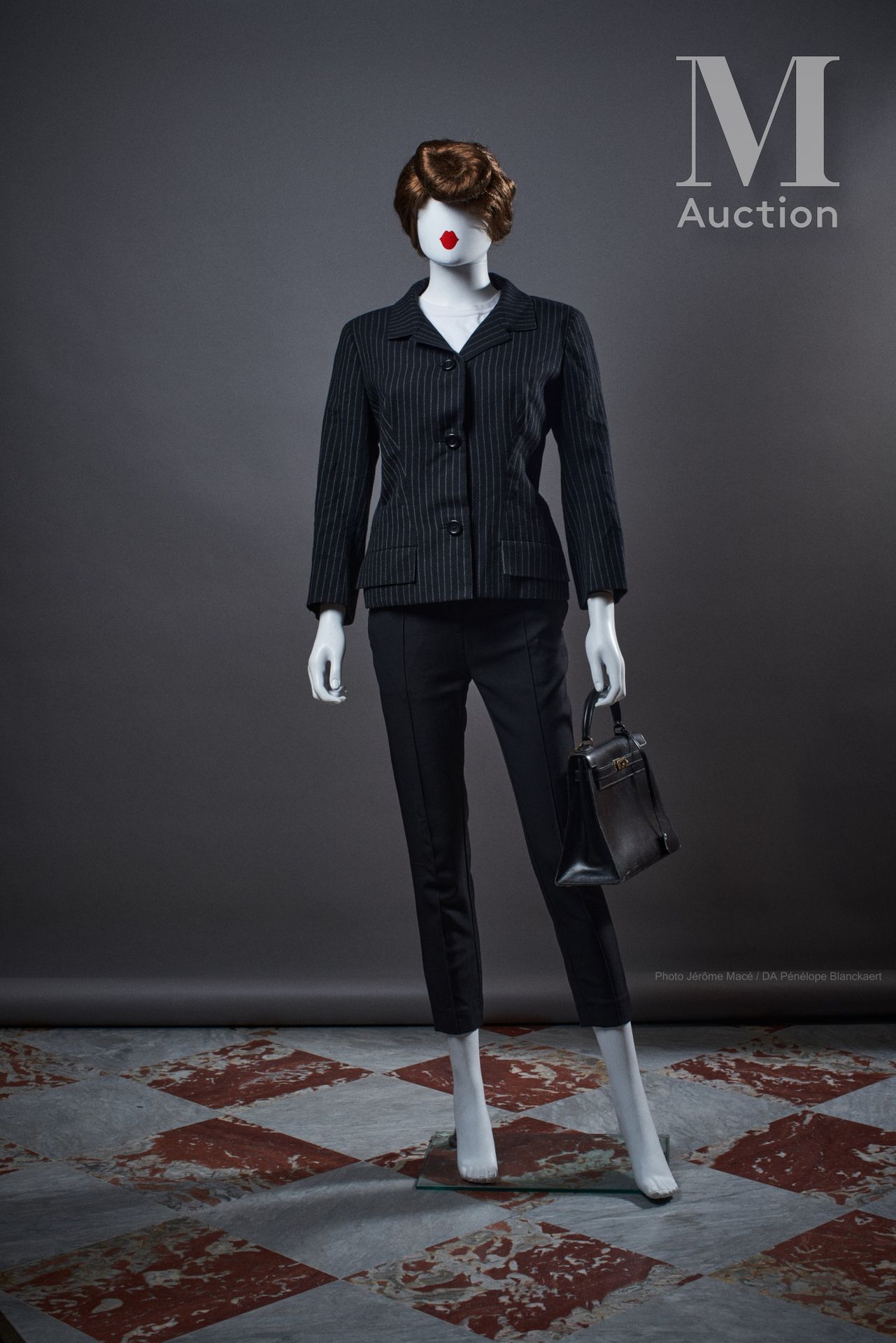 PIERRE BALMAIN (HAUTE COUTURE) - 1960'S Chaqueta 

en lana negra con rayas de te&hellip;