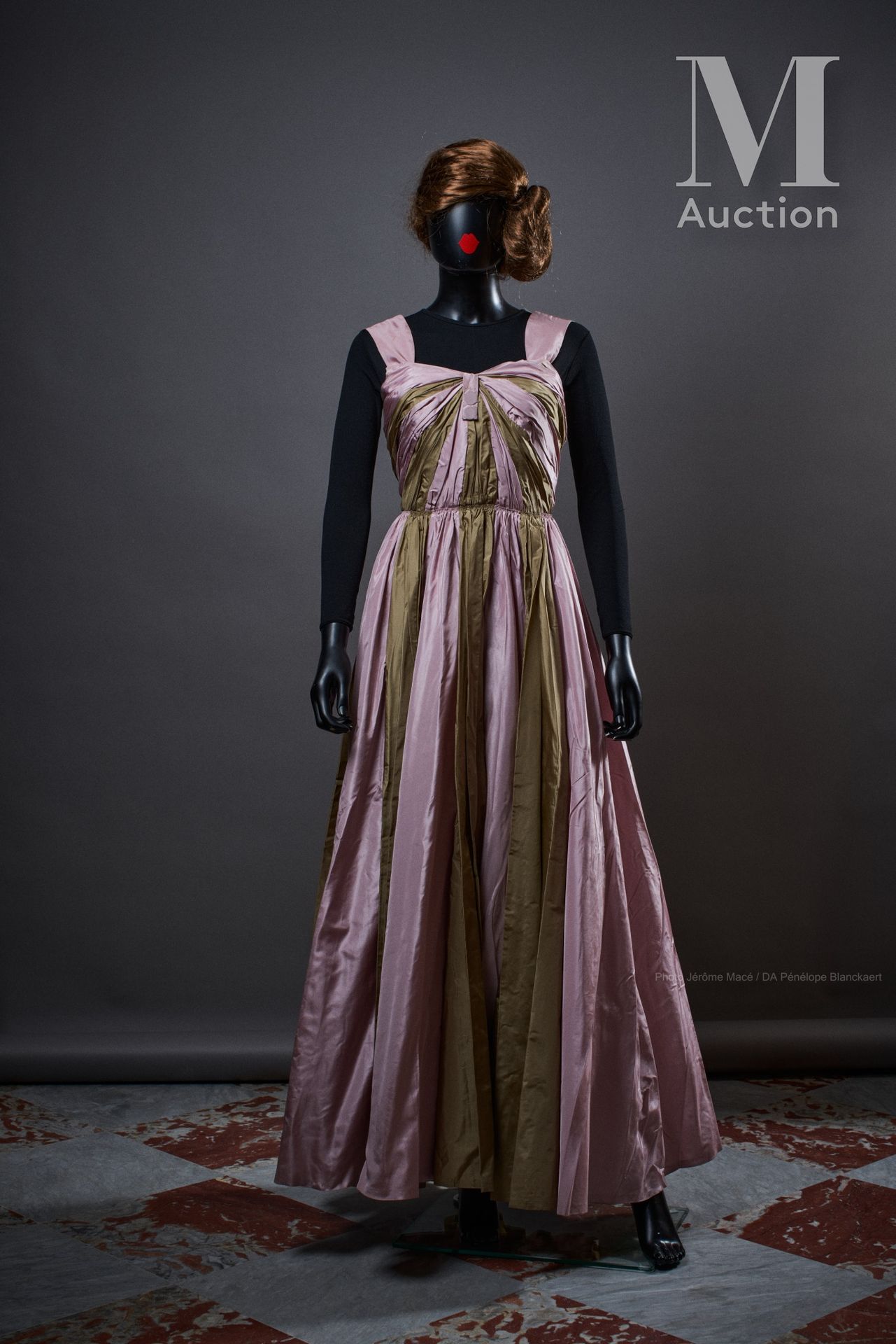 BRUYÈRE (HAUTE COUTURE - N°ILLISIBLE) - 1950'S 晚礼服和一对手套

橄榄绿和茶玫瑰色垂坠的丝质塔夫绸

尺寸：约为&hellip;