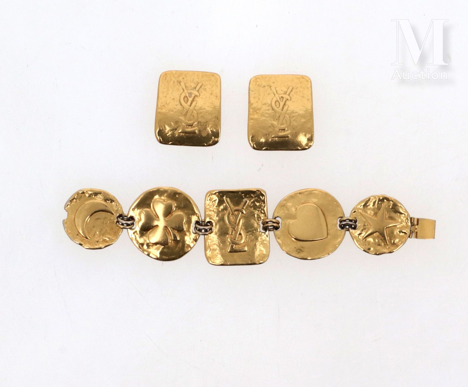 YVES SAINT LAURENT - 1980/90s Parure 

en métal doré siglé : paire de clips d'or&hellip;