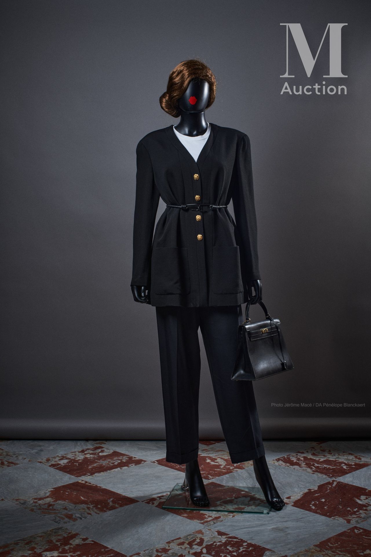 CHANEL BOUTIQUE - 1990'S Chaqueta

en crepé de lana negro con botones de trébol &hellip;